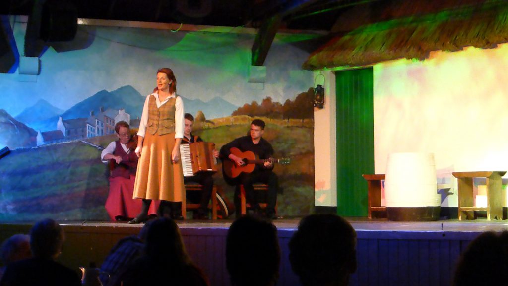 P1080562 Dunratty Castle - Irish night