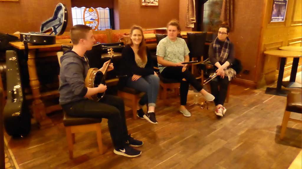 P1090142 Dungloe - food and music